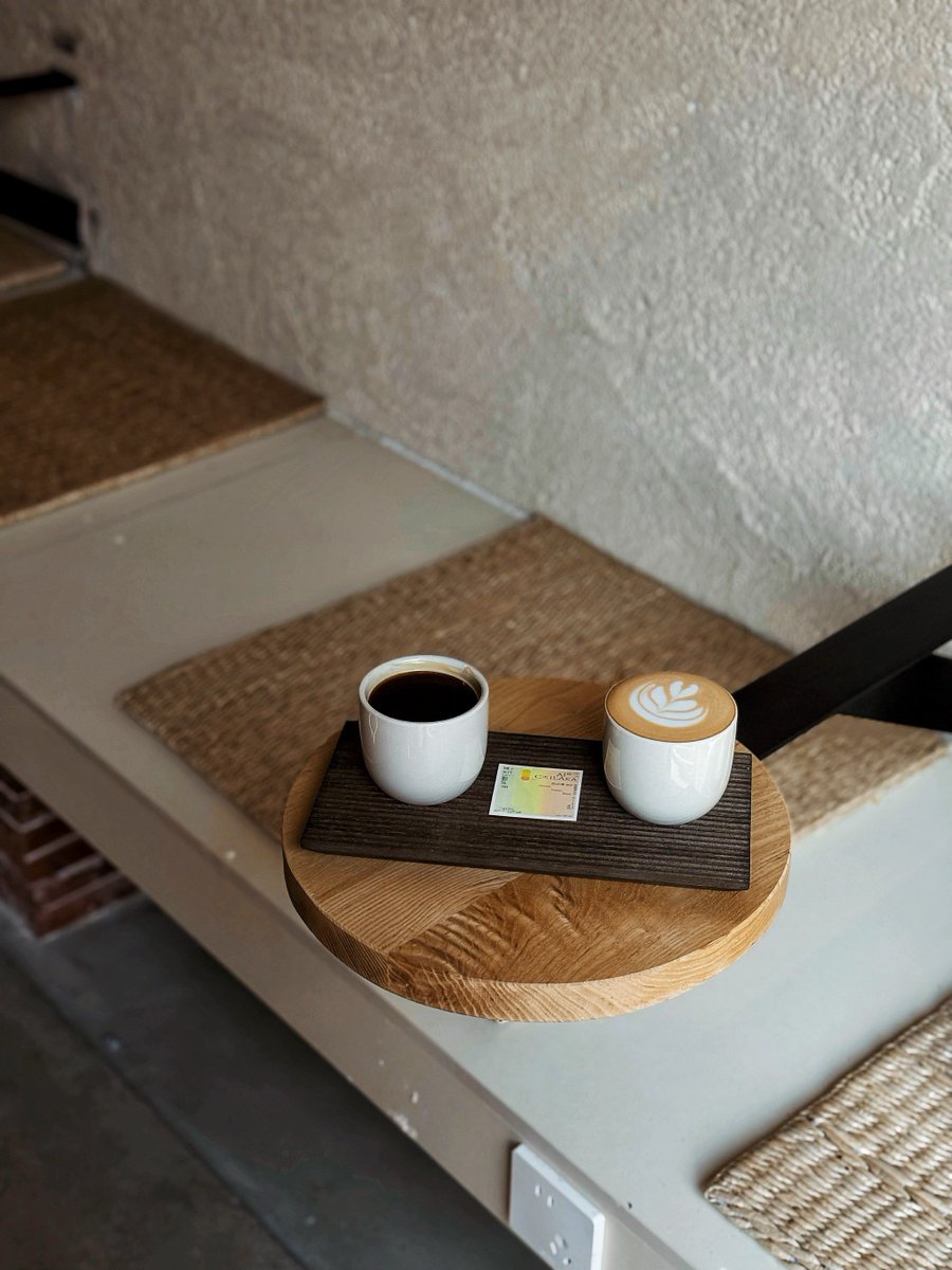 LuciaAlfreyd's tweet photo. Me gusta el café con canela en una taza de barro que guardo en el rincón de la estantería, y cada maana el olor me hace sentir como en casa. https://t.co/CjyODwANad