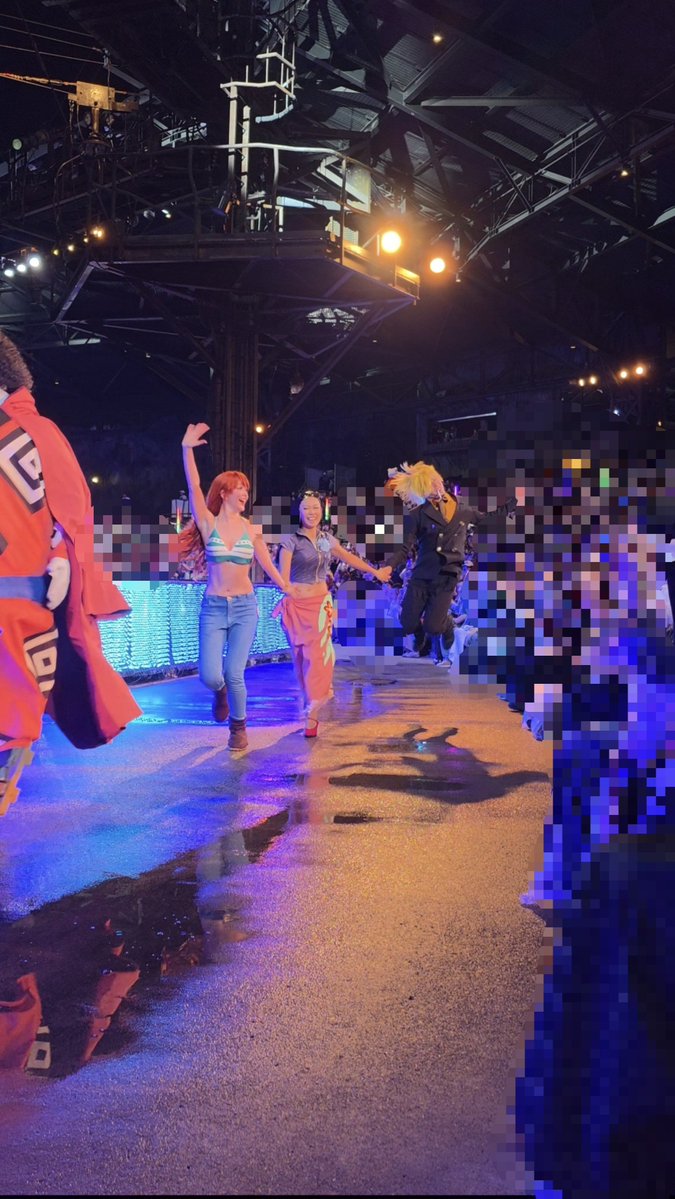 SANPOcamera's tweet photo. プレショ 10/8 サンジ
ナミさん、ロビンちゃんと手繋げて嬉しすぎるサンジくん
ジャンプすごいし、ニコニコ笑顔🥰 https://t.co/AEJi0GJ6el