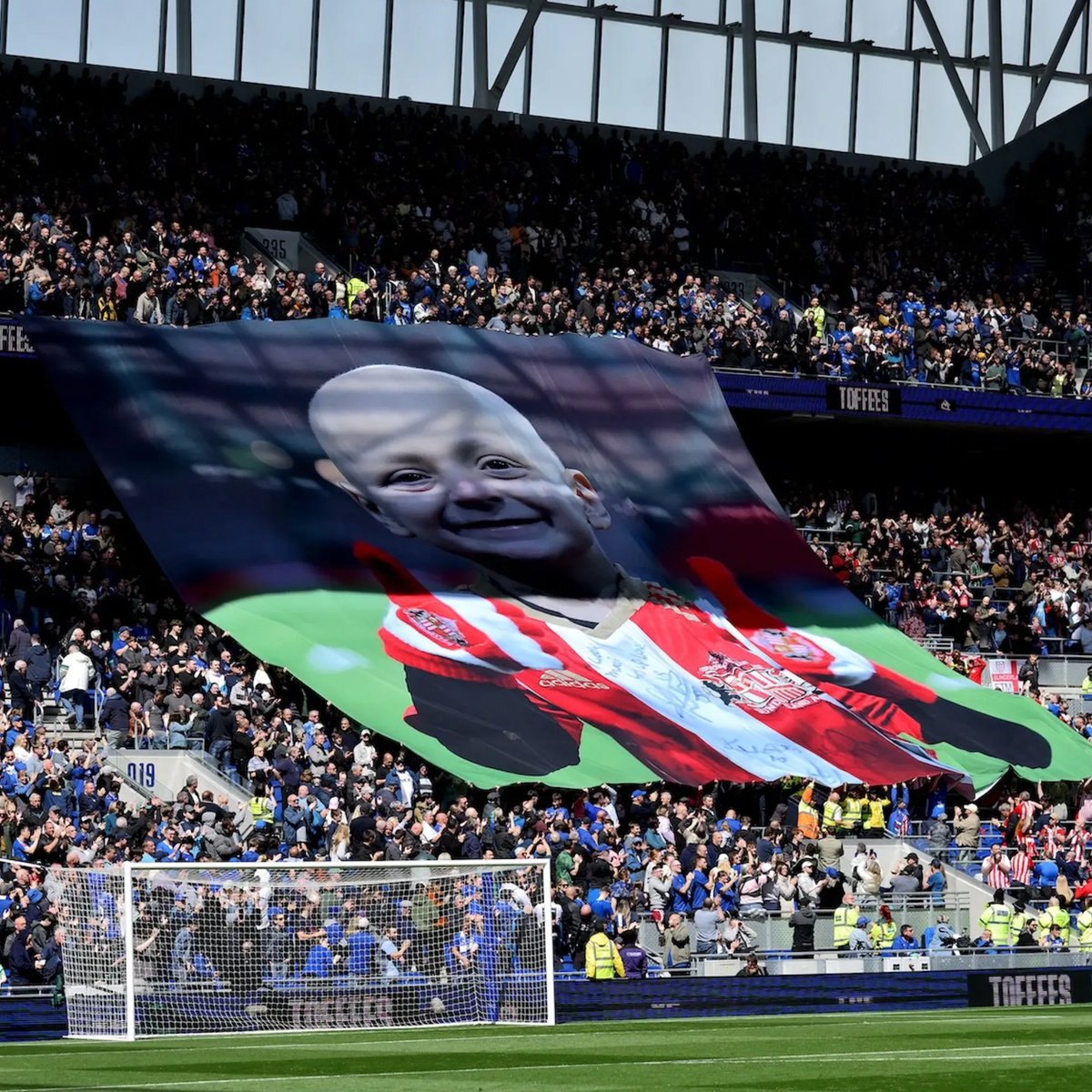 Everton's tweet photo. 🔵🔴 Everton will join forces with Bradley Lowery Foundation again this Boxing Day to raise awareness of the Cancer Has No Colours campaign and the vital need for research into childhood cancers. 👇