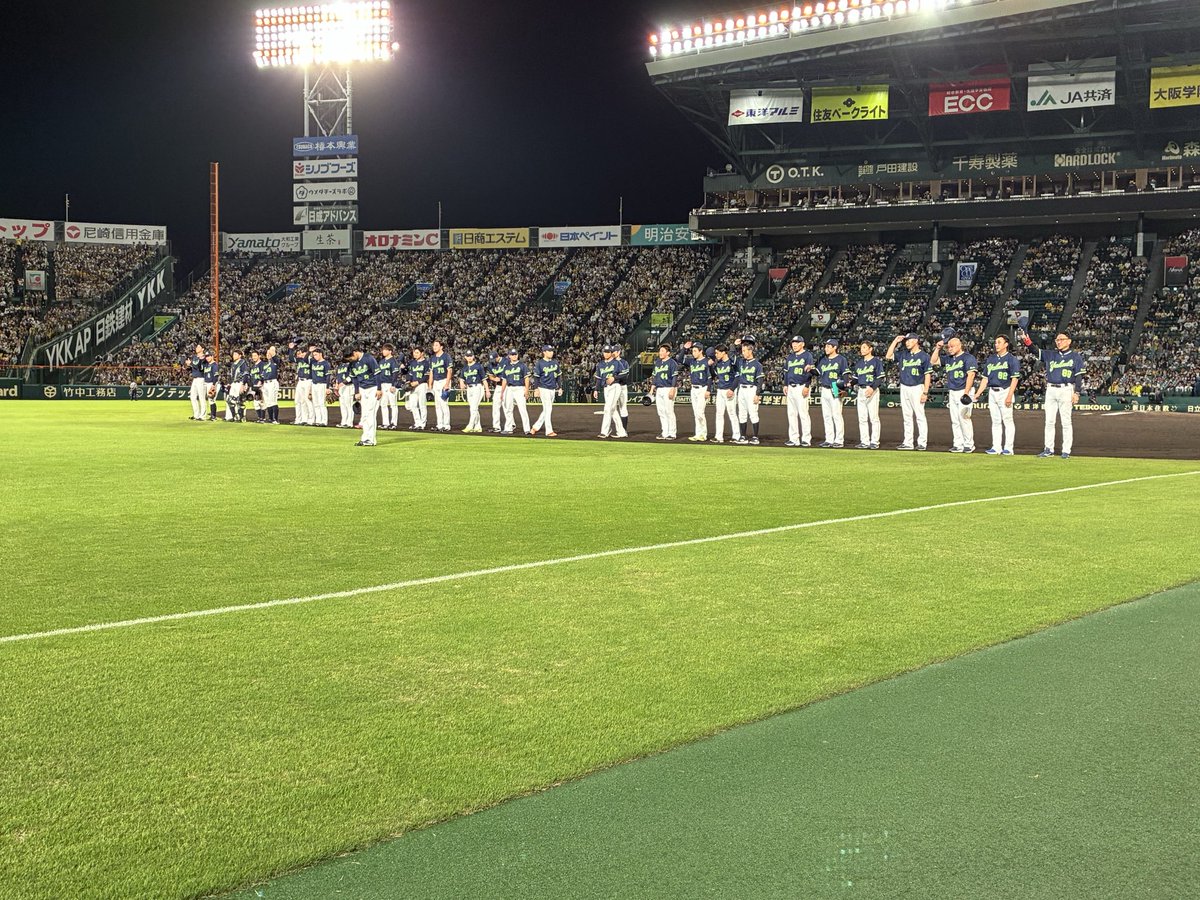 swallowspr's tweet photo. 本日は甲子園での今シーズン最終戦でした。
試合後にスタンドのファンの皆さまへ #古賀優大 選手会長を前にご挨拶。
今シーズンもたくさんのご声援ありがとうございました。

#swallows #燕心全開 https://t.co/3wbvW93Pot