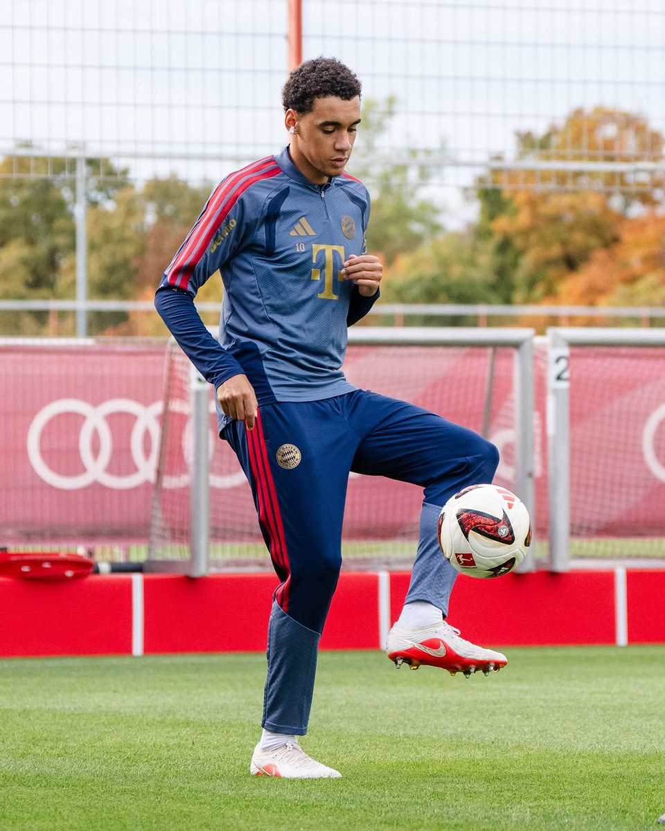 iMiaSanMia's tweet photo. Jamal Musiala making progress towards his comeback and working with the ball today 

📸 @FCBayern https://t.co/jh9FafH4K1