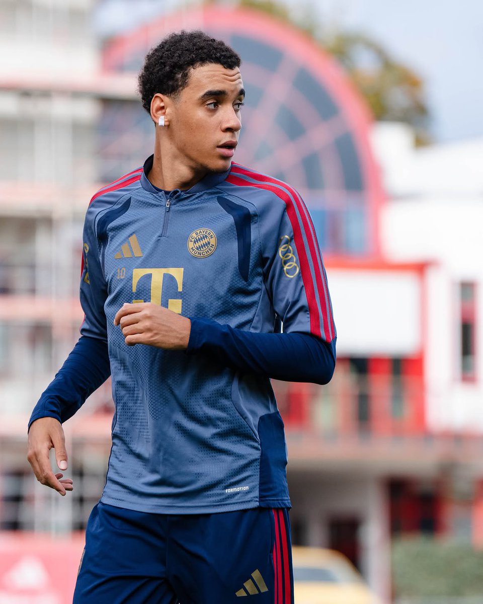 iMiaSanMia's tweet photo. Jamal Musiala making progress towards his comeback and working with the ball today 

📸 @FCBayern https://t.co/jh9FafH4K1