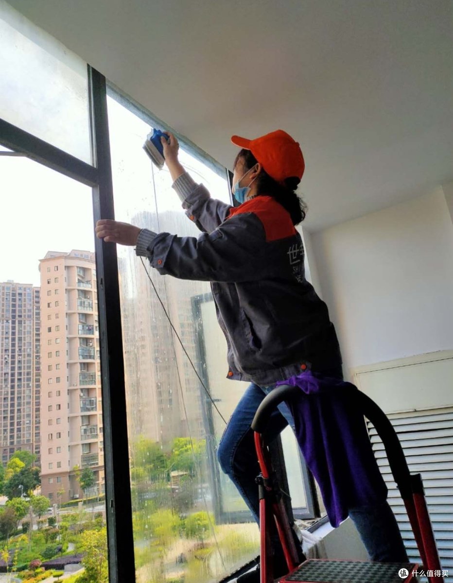 EliseRedqxz's tweet photo. [Limpié la ventana hasta que estaba completamente limpia, eliminando toda la suciedad y manchas.] https://t.co/md0hMrFABQ