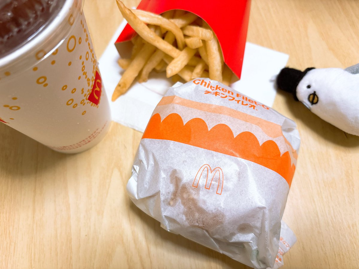 Lion89489's tweet photo. 皆がマックの月見でワイワイしてる中、チキンフィレオ終売が受け入れられなくて泣きながら食べてる
小学生の頃からチキンフィレオ一筋なのに〜〜〜〜〜〜😭😭😭 https://t.co/PsCx2BzKzy