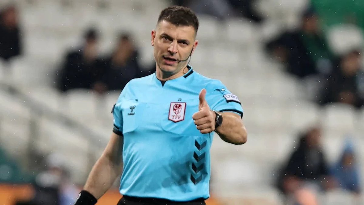 Kuvva1907's tweet photo. Bu haftaki atamaları Anthony Taylor yaptı kardesim !! Aynen biz de inandık ! Yiyene yutana afiyet olsun ! Şu hakemlerin halâ maç alabiliyor olması Türk futbolundaki rezaletin ve torpilin devam ettiğini gösteriyor ! https://t.co/Vp20vRt4Rh
