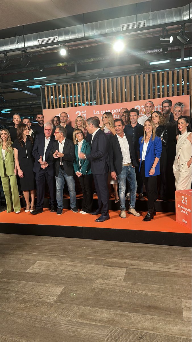 RTVECatalunya's tweet photo. Tots els presentadors de la nova temporada de la #La2Cat

Estigues atent a les nostres xarxes!

#LaQueParlaComTu https://t.co/oNxYAGjQqF