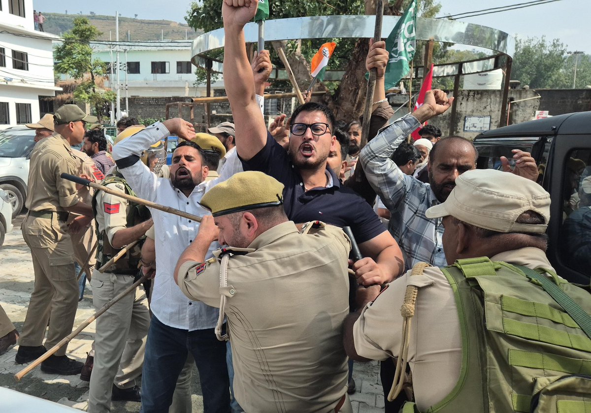 ZariIrfan's tweet photo. The India Bloc team held a protest in Rajouri today, demanding the resignation of Ganesh Kumar. Through this protest, we wanted to send a clear message to the Central Government that Ganesh Kumar’s resignation should be accepted at the earliest.
@JKNC_ @YNCJK @OmarAbdullah https://t.co/rs95P7e1Ce