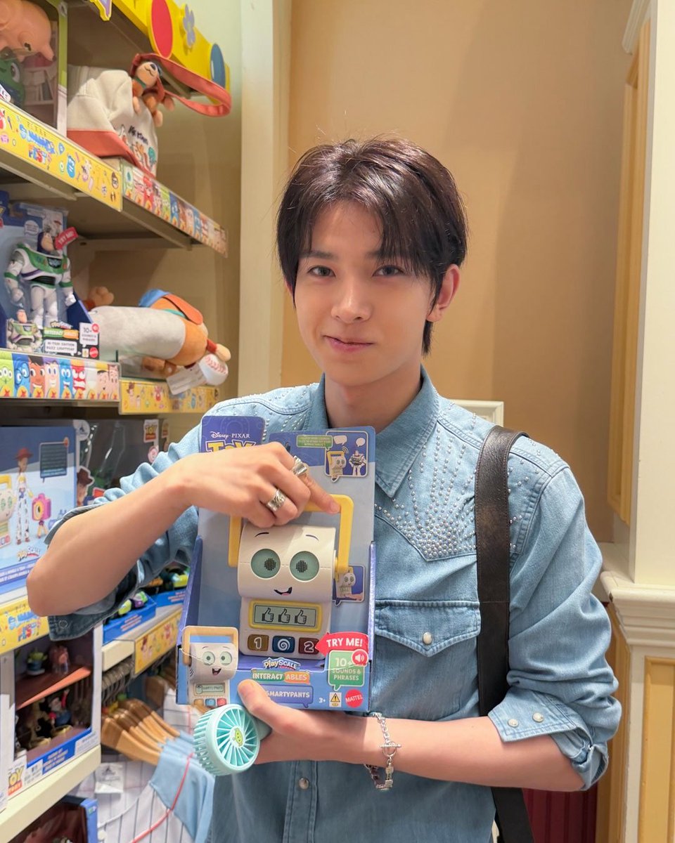 tamymoonlight's tweet photo. I just thought how cute it would be to marry Evan, have a cute baby like him, and go shopping and have him buy cute toys for the baby and he show them to him in the store just like this, he would be a good dad (i'm delulu again ok) ☹️🫶🏻 https://t.co/uhz1zluDV4