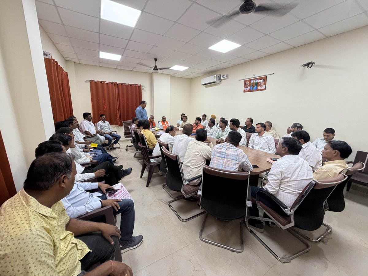 VforRajasthan's tweet photo. संगठन की शक्ति, विजय का संकल्प! 🪷

​आज भाजपा कार्यालय, अजमेर में #बड़ल्या पंचायत समिति चुनाव को लेकर वार्ड प्रभारियों के साथ सांगठनिक बैठक हुई।

​#BJP #Rajasthan #Ajmer #Badlya #RuralDevelopment #Pushkar  #PanchayatElection  #VijaySankalp
@narendramodi @blsanthosh @ajaeybjp https://t.co/sMNtHfBs5B