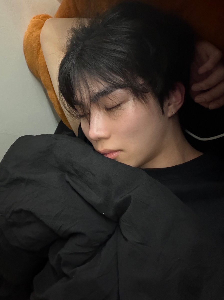 gunxhism's tweet photo. GUNWOOK JUST SPAMMED US BED SELCAS HELLO!!?!?!?!?!! https://t.co/yWDrplzEq1