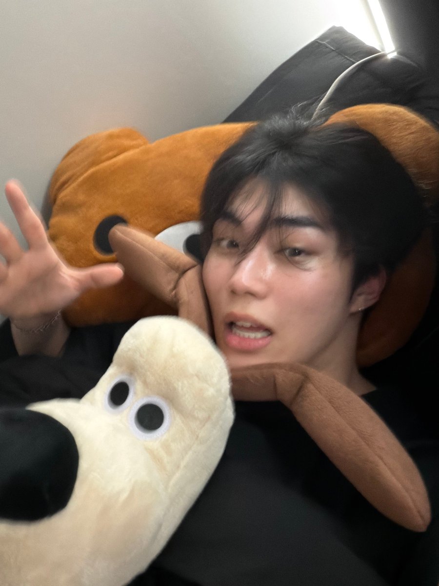 gunxhism's tweet photo. GUNWOOK JUST SPAMMED US BED SELCAS HELLO!!?!?!?!?!! https://t.co/yWDrplzEq1