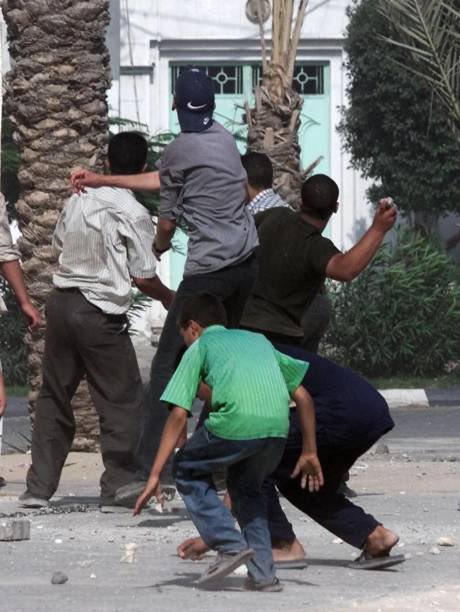 25YearsAgoLive's tweet photo. Anti-American protests in the Gaza Strip turn violent as crowds ransack and loot buildings and hundreds are arrested, with three killed. https://t.co/fucHdg0n8v