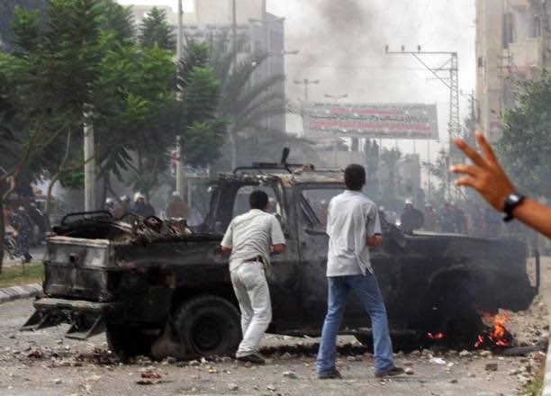 25YearsAgoLive's tweet photo. Anti-American protests in the Gaza Strip turn violent as crowds ransack and loot buildings and hundreds are arrested, with three killed. https://t.co/fucHdg0n8v