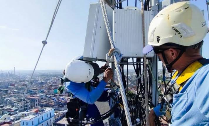 CGarcia_S's tweet photo. En respuesta a la creciente demanda de servicios móviles, especialistas de la Etecsa en #Camagüey laboran para mejorar el funcionamiento de las radiobases ubicadas en  la provincia
Estas acciones incluyen el cambio progresivo de la matriz energética 
#EtecsaConCuba https://t.co/VIlamEsUhH