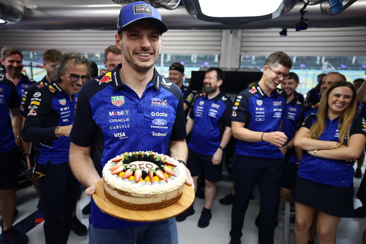 redbullracing's tweet photo. Wouldn't be a milestone moment without 🎂

#F1 || #SingaporeGP 🇸🇬 https://t.co/w3uLJwre5N