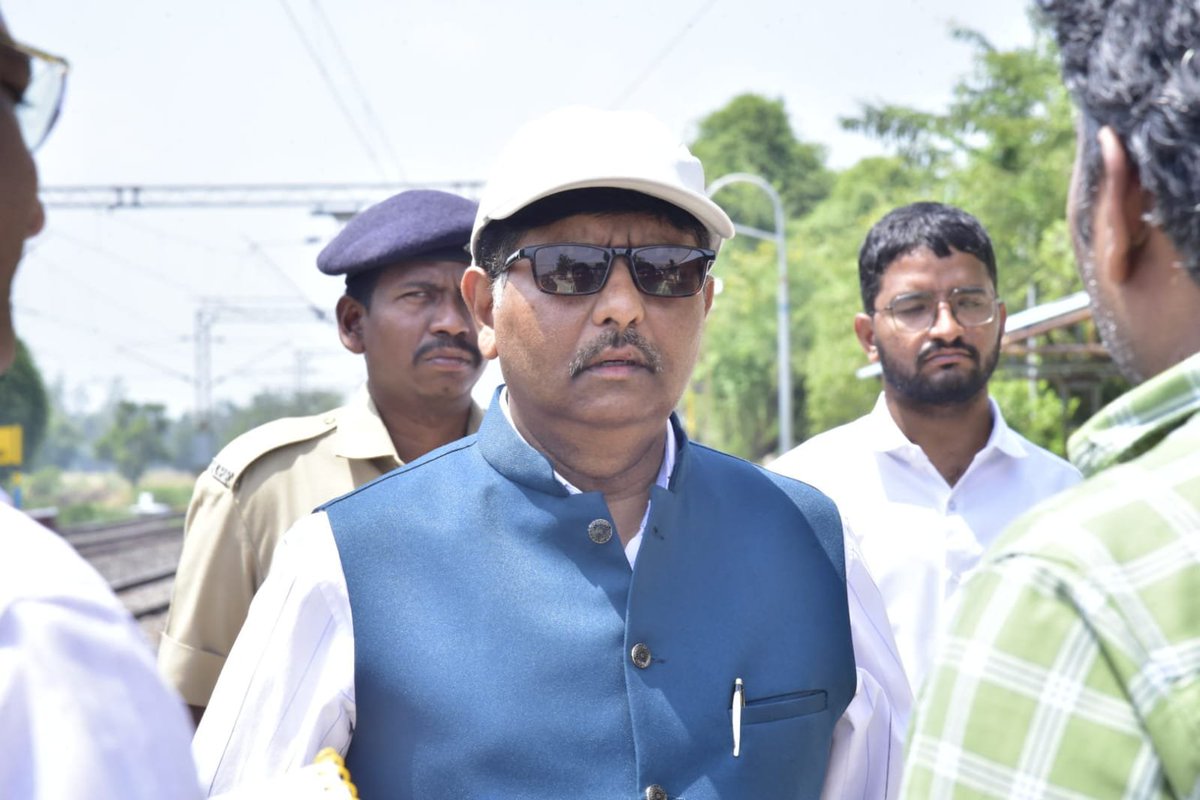 drmgtl's tweet photo. Divisional Railway Manager Shri Chandra S. Gupta inspected Yerpedu Railway Station on 08.10.2026, accompanied by the concerned branch officers.
During the inspection, the DRM reviewed the preparedness and action plan of various departments for the upcoming Non-Interlocking (NI) works at Renigunta. He specifically reviewed arrangements related to the placement and readiness of the Accident Relief Train (ART) and Medical Relief Van (MRV), along with other safety and operational arrangements. He directed the concerned officials to ensure proper coordination, advance preparedness and strict adherence to safety protocols for the smooth and safe execution of the NI works. @RailMinIndia @SCoRAILWAYVSKP