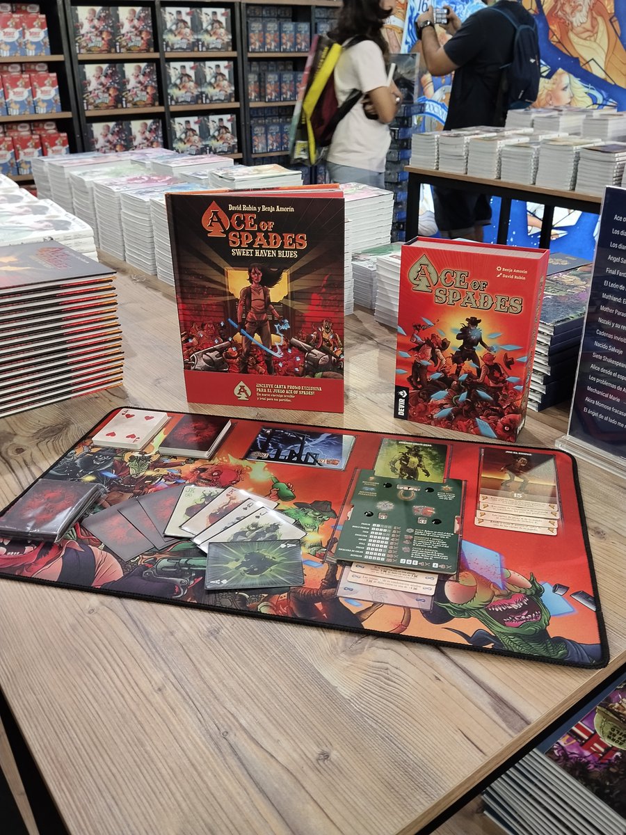 devircomic_sp's tweet photo. @comicconmalaga Nos estrenamos de manera inmejorable, en un evento y con @BenjaAmorin dándolo todo firmando cómics a tope ✍🏻💥 https://t.co/PfSQEfh464