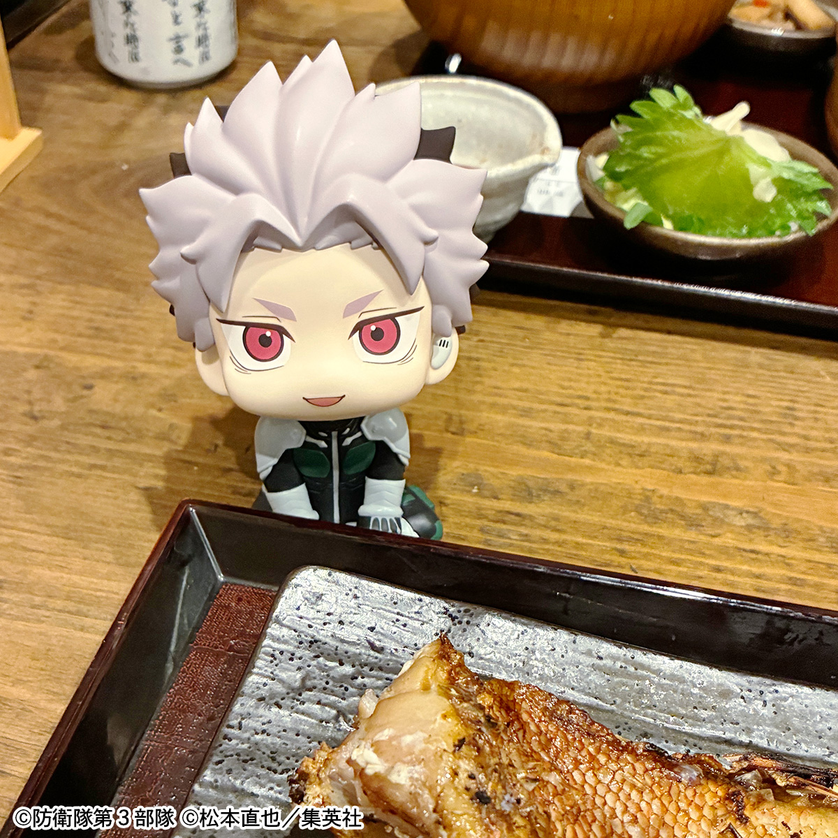 TOHOanimeSTORE's tweet photo. 【#怪獣８号】

大人気シリーズ #るかっぷ より
鳴海 弦 やるきver.がTOHO animation STORE ONLINE 限定特典付きで販売中！
お部屋に飾ったり
一緒にお出かけをして楽しもう！

✨TaS限定特典
オリジナル缶バッジをつけてお届け！
※無くなり次第終了となります。

🛒詳細はこちら
https://t.co/jA1vcoAIpg

#KaijuNo8