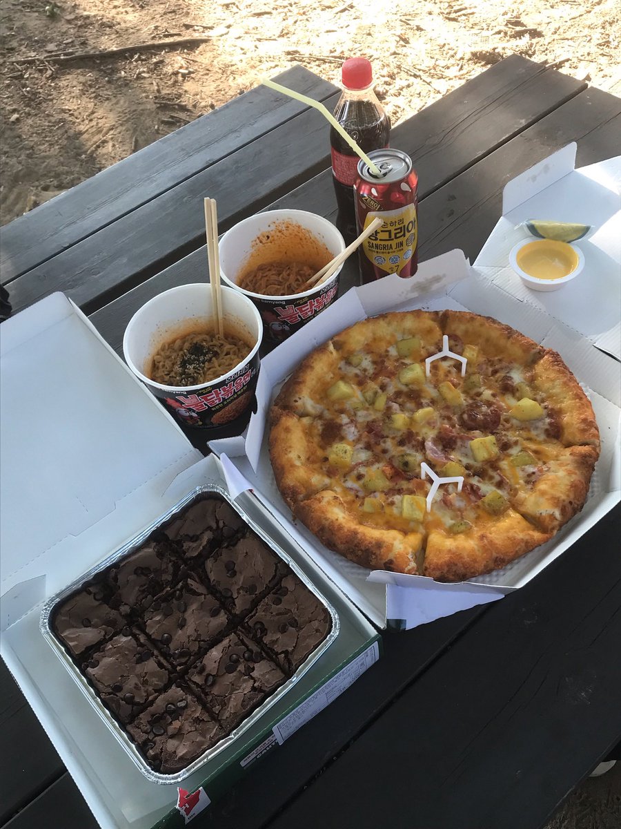 qwepouw's tweet photo. 피크닉은인생이얌 👩🏻‍❤️‍💋‍👩🏻🧺🫰🏻💕🪽 https://t.co/gKnVSwPvT9