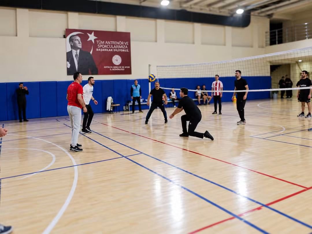 Ulku_Ocaklari's tweet photo. Ülkü Ocakları Genel Başkanımız Sn. Ahmet Yiğit Yıldırım, Ülkü Ocakları Antalya İl Başkanlığı tarafından düzenlenen spor etkinliğinde gençlerimizle bir araya gelerek basketbol ve voleybol oynadı. https://t.co/DccQ5irivQ