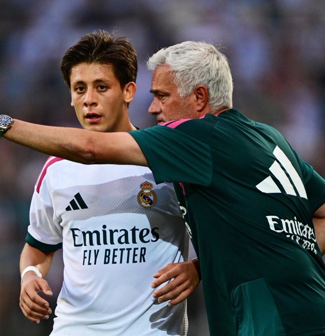 KitAjans's tweet photo. Jose Mourinho: "Ben Fenerbahçe'nin başına geçtiğimde Arda Güler, Real Madrid'e transfer sürecini çoktan bitirmişti.

Tesisleri ziyarete geldiğinde selamlaştık ve daha ilk andan itibaren onda sıra dışı bir ışık gördüm. Gerçekten müthiş bir karaktere sahip olduğunu hemen anladım.

Real Madrid'e geçtiğimde ve ilk antrenmandan itibaren onu izlediğimde çok daha fazla büyülendim. Arda sadece yarının değil, bugünün ve geleceğin oyuncusu.

Kanatta, 10 numarada ya da 8 numarada oynayabilen komple bir profil. Oyuna muazzam bir akıl, yaratıcılık, denge ve yön verme kabiliyeti katıyor. Etrafında bir takım kurmanıza imkan tanıyor.

Bana kalırsa kendi jenerasyonunun en iyi orta sahalarından biri olma potansiyeline fazlasıyla sahip."