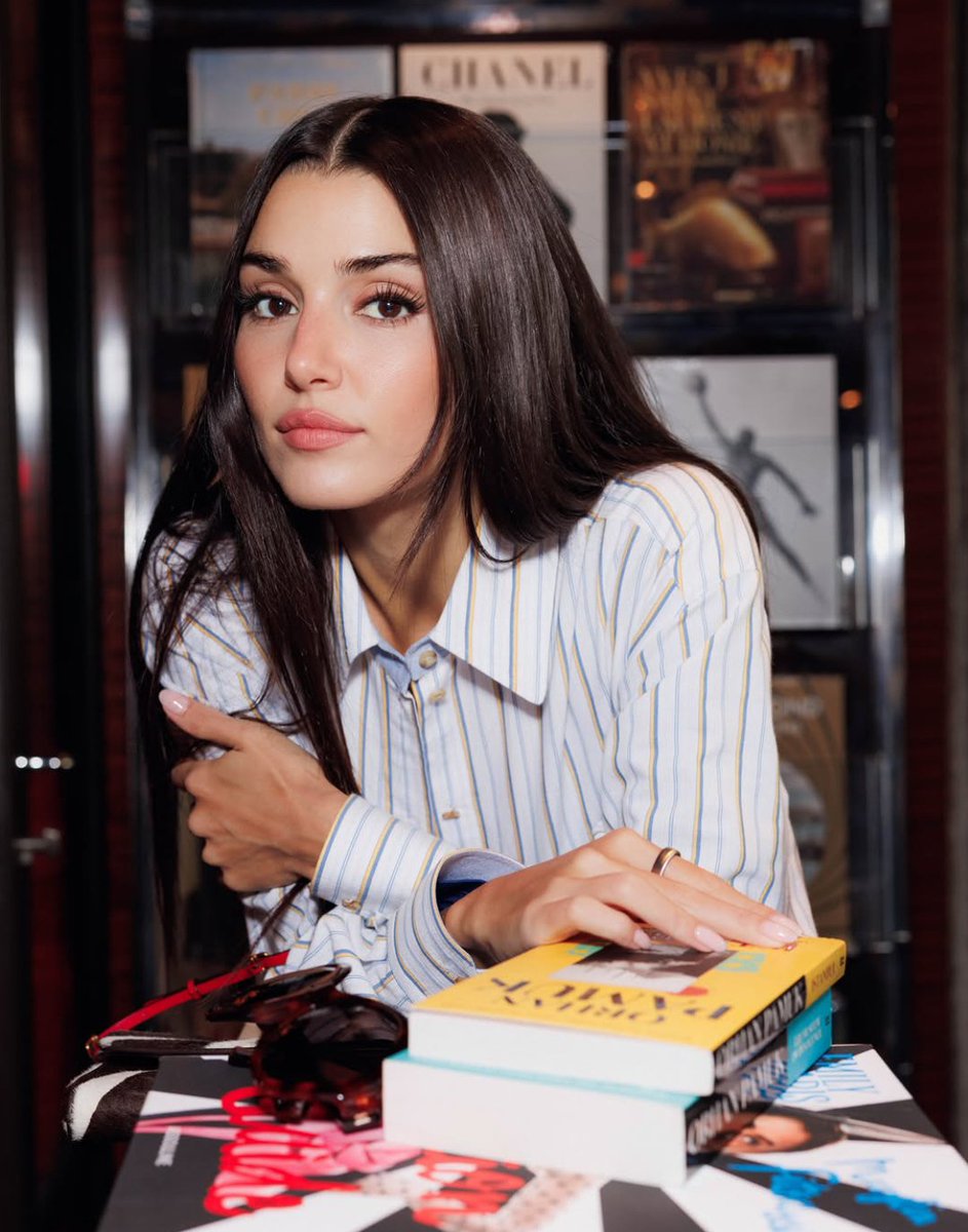 DailyHandeErcel's tweet photo. #HandeErçel,Arthood Films ile Sky Films'in ortak yapımcılığını üstlendiği "Diaspora" festival filmi ile dönüyor❤️‍🔥

Filmin çekimlerine 2027 başlarında başlanması planlanmaktadır ve film Berlin'de çekilecek olup Almanca, İngilizce ve Türkçe dillerinde olacaktır.🌟 https://t.co/8f3FJgVwOs