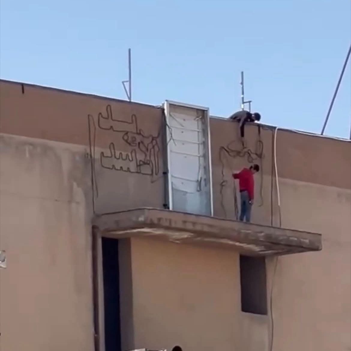 Rmzn_48_'s tweet photo. 🚨 SON DAKİKA | Suriye’de bir dönem terör örgütü PKK/SDG işgali altında bulunan Haseke’de örgüte ait semboller kaldırılmaya başlandı.

Kentte uzun bir aradan sonra yeniden Suriye bayrağı dalgalanıyor. (ConflictTR)

#çöktü #saldırı #enkaz #altın https://t.co/KeGmWylv2K