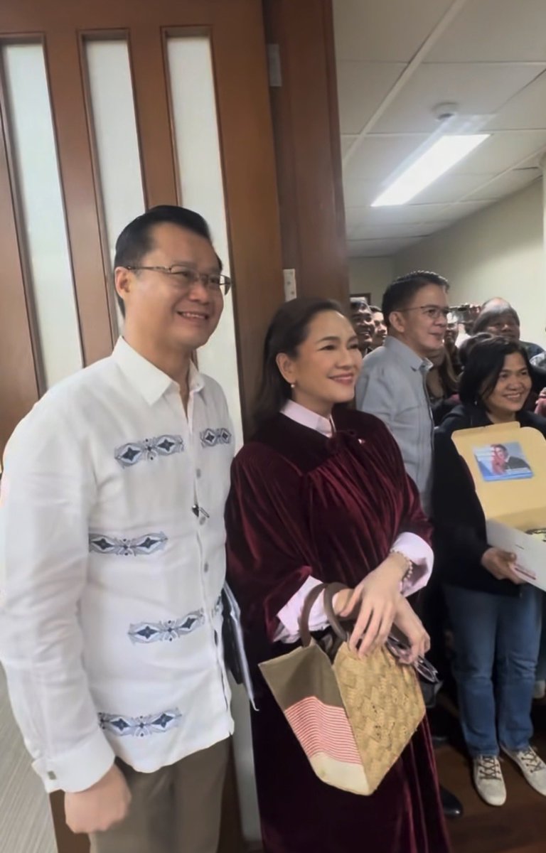 WinRiOFC's tweet photo. eto pala ang advanced panunuyo kasi alam niyang magdidisagree sila sa SMART Kids Act during the session 🤭💜 https://t.co/fEOHjnF26f