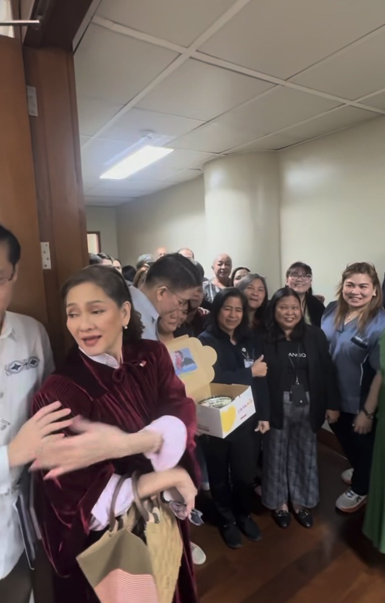 WinRiOFC's tweet photo. eto pala ang advanced panunuyo kasi alam niyang magdidisagree sila sa SMART Kids Act during the session 🤭💜 https://t.co/fEOHjnF26f