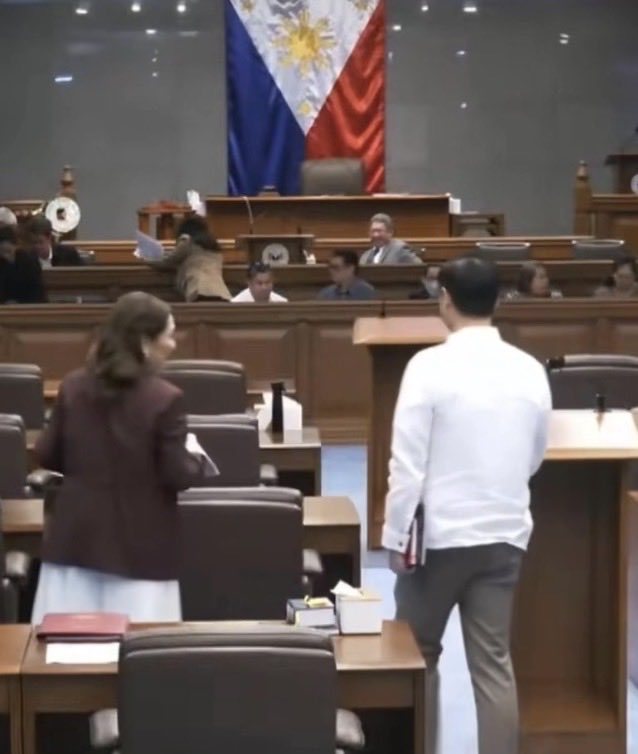 WinRiOFC's tweet photo. eto pala ang advanced panunuyo kasi alam niyang magdidisagree sila sa SMART Kids Act during the session 🤭💜 https://t.co/fEOHjnF26f