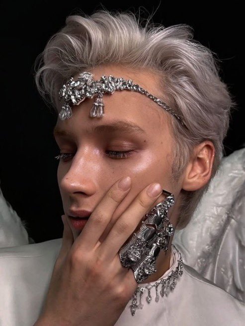 fa4ryji's tweet photo. hueningkai seriously has the most insane visuals in kpop how does someone even look this perfect https://t.co/Y2xd3I6gSu