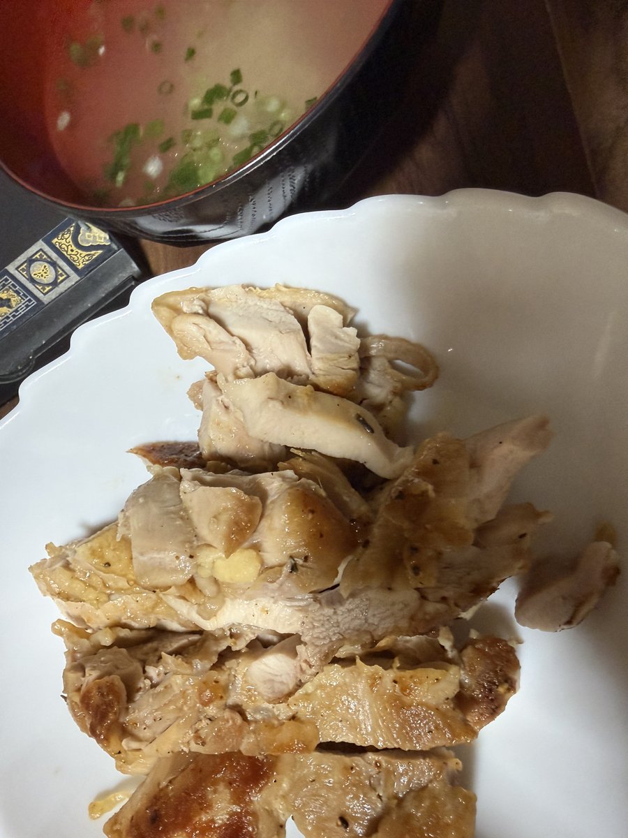 RostWings's tweet photo. 鶏ガーリックステーキと胸肉茹で汁中華スープ
自炊 家族分久しぶりに作った https://t.co/F4g1MjsSWQ