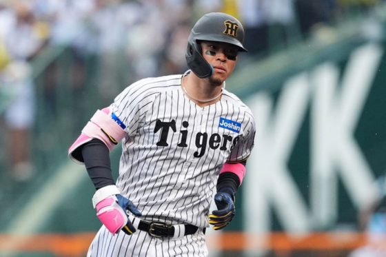 livedoornews's tweet photo. 【快挙】佐藤輝明、球団日本人初の3冠王確定 最多安打も含め驚異の打撃4冠
https://t.co/jpfQx1R4Kw

ヤクルトとのレギュラーシーズン最終戦を終え、打率.306、39本塁打、106打点を記録。主要打撃タイトルの独占に加え、165安打で最多安打も獲得し、打撃4冠を達成した。 https://t.co/BpqIii9c5w