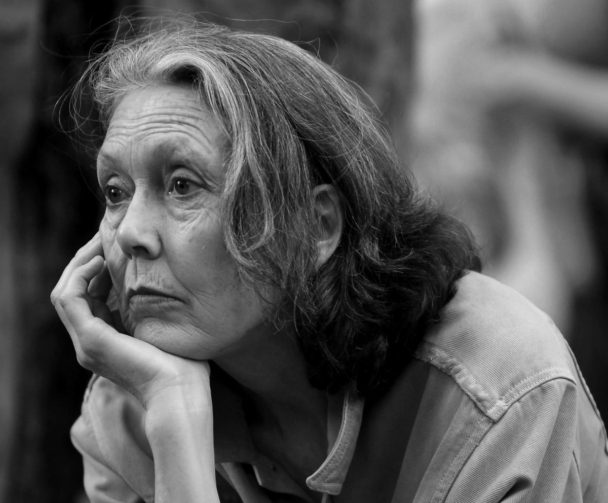 juanroleri's tweet photo. Un marido hermoso, mentiroso y sistemáticamente infiel. Una mujer que no consigue dejar de amarlo. Un matrimonio que se desmorona en 29 tangos.

Si quieren descubrir a Anne Carson, que acaba de ganar el Nobel de Literatura, lean “La belleza del marido”

Es hermoso y devastador❤️ https://t.co/3hDLT0Gmki