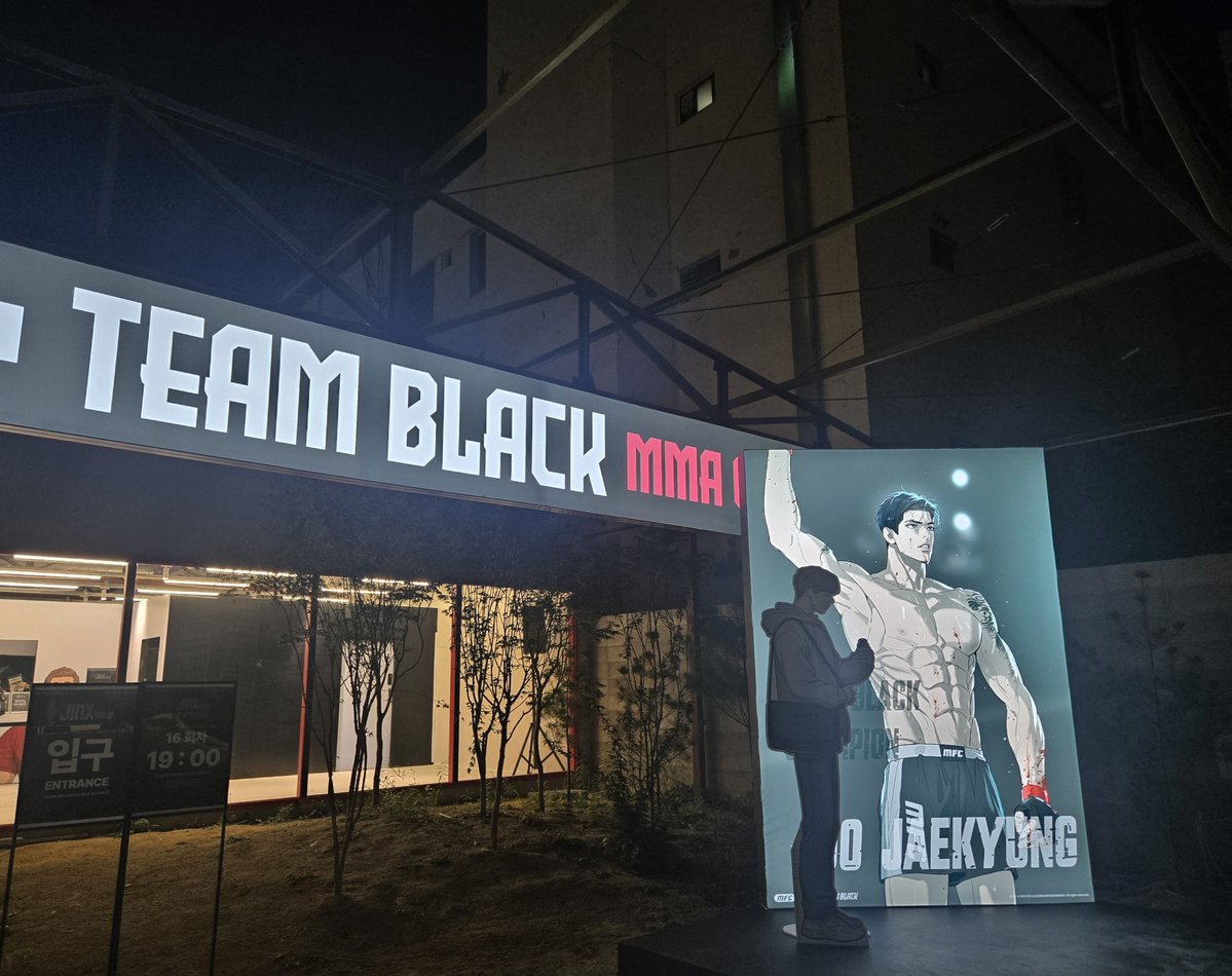 HT_HO_oo's tweet photo. 첨에 단이 등신대인지 모르고..
멀리서 걸어오면서..
저 남자분은 왜 저기 서서 사진 찍는거 방해하는거지? 했는데
단이 등신대였음... https://t.co/dukGEzBTYZ