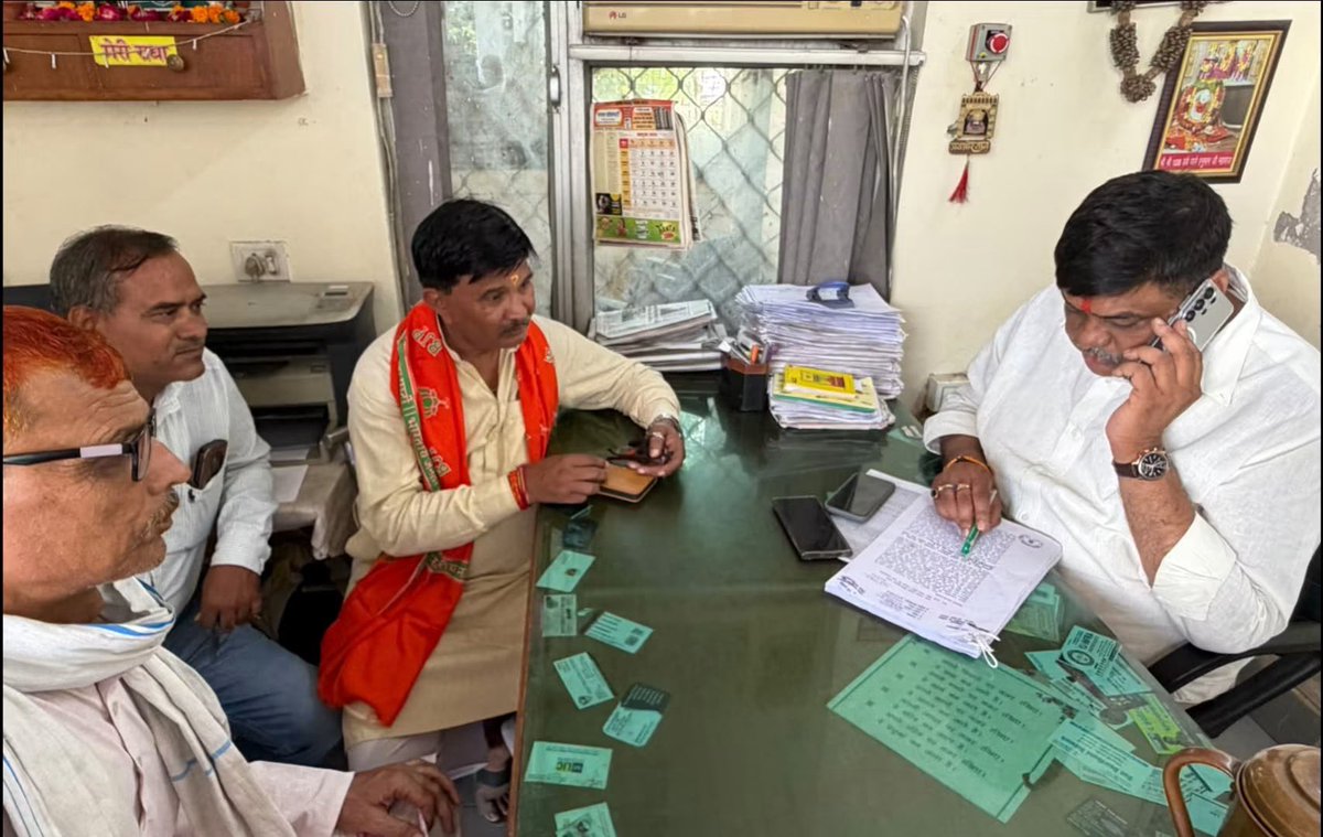 Sanjay4India1's tweet photo. आज अलवर आवास पर पधारे आगंतुकों से मुलाकात की। https://t.co/07DQfIsW7U