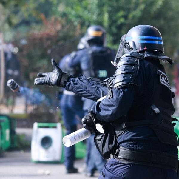 humanite_fr's tweet photo. « La France est le seul pays d'Europe à utiliser des grenades explosives pour gérer les foules » (Observatoire parisien des libertés publiques)

🔴 Suivez en direct l’acte IV de la mobilisation 
➡️ https://t.co/TOpRHxGlc7 https://t.co/IPLyhvdUaA