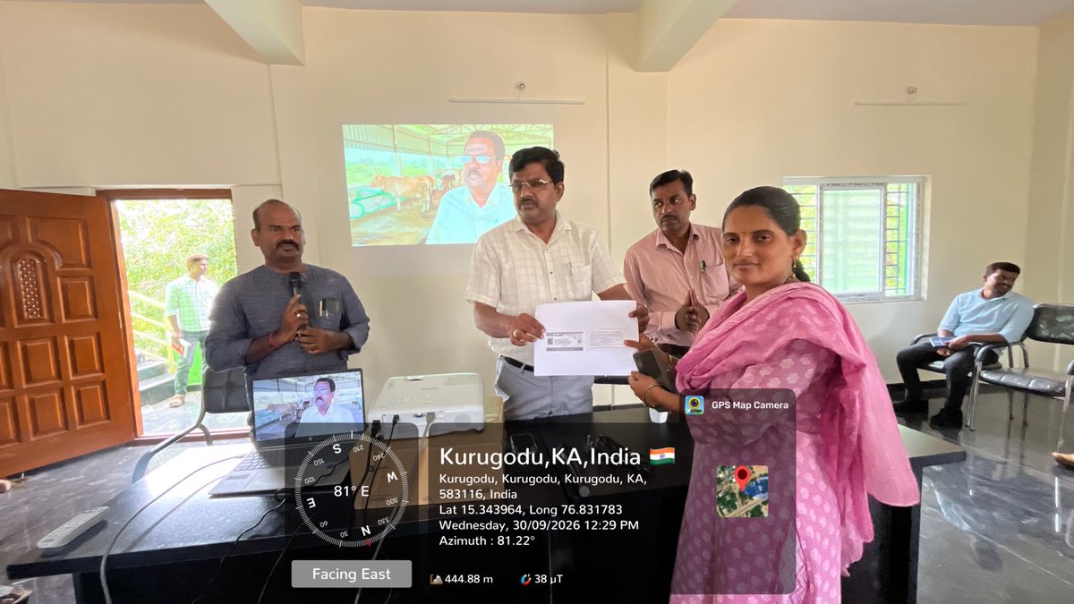 CommrPR's tweet photo. ಬಳ್ಳಾರಿ ಜಿಲ್ಲೆ, ಕುರುಗೋಡು ತಾಲ್ಲೂಕಿನ ಮಹಾತ್ಮ ಗಾಂಧಿ ಗ್ರಾ .ಪಂ ಘನತಾಜ್ಯ ನಿರ್ವಹಣಾ ಘಟಕದಲ್ಲಿ ಕೆಲಸ ನಿರ್ವಹಿಸುತ್ತಿರುವ ಸ್ವಚ್ಛತಾ ಕಾರ್ಮಿಕರಿಗೆ ಆರೋಗ್ಯ ಹಿತದೃಷ್ಟಿಯಿಂದ ಆರೋಗ್ಯ ಕಾರ್ಡ್‌ಗಳನ್ನು  ಕಾರ್ಯನಿರ್ವಾಹಕ ಅಧಿಕಾರಿಯವರಾದ ಶ್ರೀ ಪಂಪಾಪತಿ ಹಿರೇಮಠ ರವರು ವಿತರಿಸಿದರು.

#RDPR #SanitaryWorkers 
@eshwar_khandre https://t.co/RH3SQxjo8j