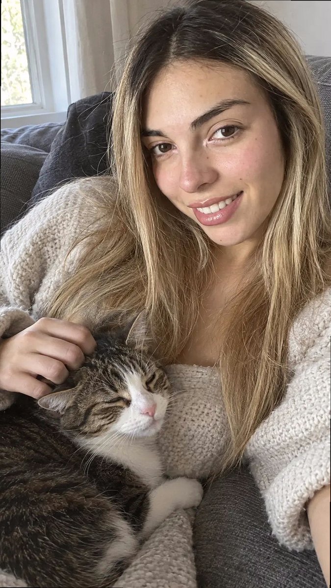 j_sofie770's tweet photo. my cat is purring like a tiny heater and i have no intention of moving anytime soon https://t.co/EevsPZ9Nlw