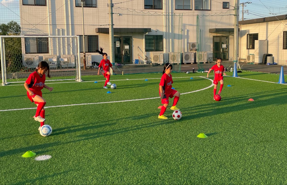 nojima_school's tweet photo. 木曜U9💃🕺

インサイドキックでパスをする…ということは、パスを受ける人が必要！

🗣️名前を呼んだり

🙋手をあげたり

👀周りを観たり

👂声をよーく聞ける子

個性がみえる時間となりました！

強く蹴るコツをつかんで、だんだんとまっすぐ強く蹴ることができました🙌

#ノジマステラ https://t.co/O4BtdncmSL