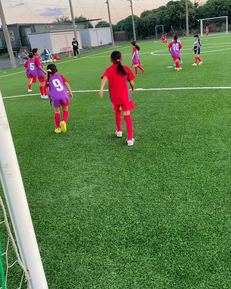 nojima_school's tweet photo. 木曜U9💃🕺

インサイドキックでパスをする…ということは、パスを受ける人が必要！

🗣️名前を呼んだり

🙋手をあげたり

👀周りを観たり

👂声をよーく聞ける子

個性がみえる時間となりました！

強く蹴るコツをつかんで、だんだんとまっすぐ強く蹴ることができました🙌

#ノジマステラ https://t.co/O4BtdncmSL