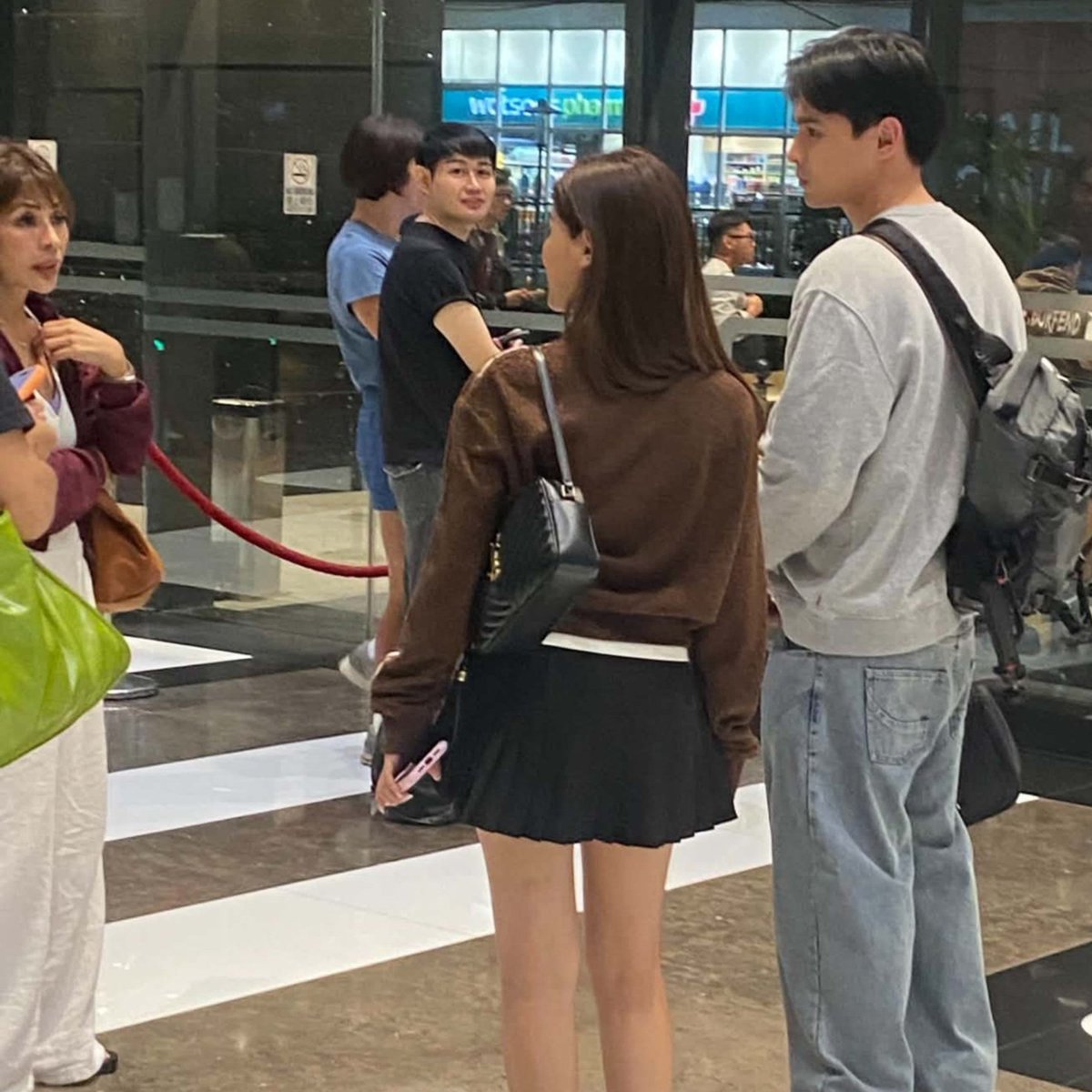 azatirazz's tweet photo. kaya pala ang behave ng kamay ni rafael sa sarili niya dahil nandyan si tita bing >< https://t.co/fV5wMpkANO