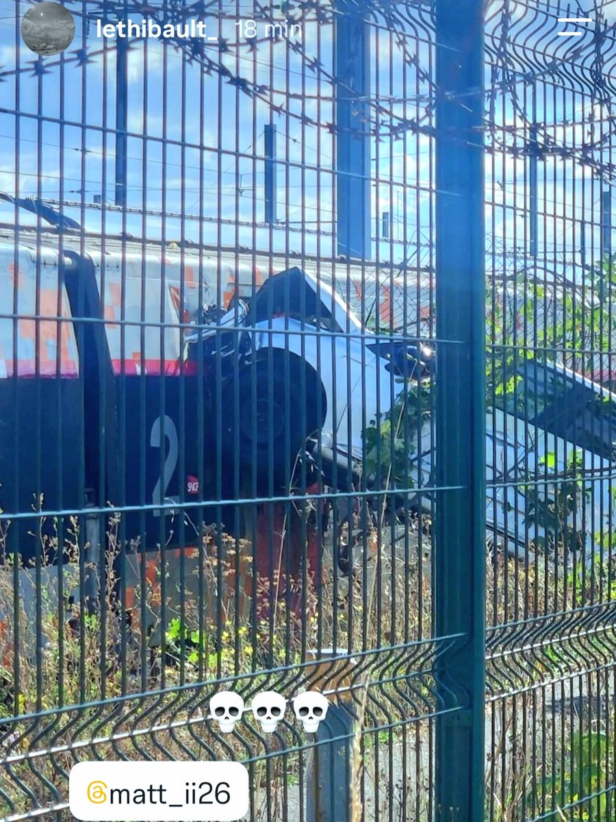 sgenmobilite's tweet photo. Un véhicule vient de s'encastrer dans la rame TGV PSE (Paris Sud-Est) n°16 qui est préservée par l'association TGV 100 au triage ferroviaire de Villeneuve-Saint-Georges ! #accident #tgv #pse16 #tgv100 #crash #highspeedtrain #firstgeneration #parissudest #oldtrain #preserved https://t.co/0pBh8ruu0w