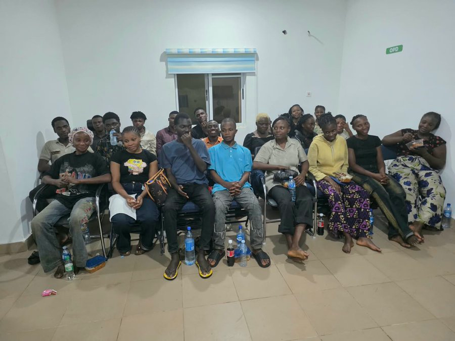 ParallelFacts's tweet photo. BUSTED: APC Lies Exposed As Mother Of Abducted NYSC Member Confirms Ransom Was Paid Before Release Of Victims, Contradicting Rescue Claims By Govt And Security Agencies https://t.co/XOBZhVfyQu https://t.co/nrEkmM1b3p