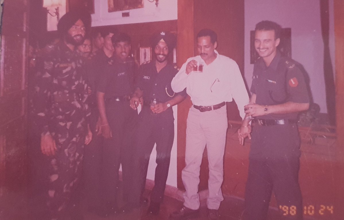 MajDPSingh's tweet photo. असली जिंदगी जमीं के पास ही है 

गाओं में 
कुदरत के पास 
मिट्टी की खुशबू वाली 
गोबर से लिपि झोपड़ी में 

बाकी सब दिखावा है,
आना आखिर में सबका बुलावा है 

लोग जी रहे हैं यहां पैसे के लिए,
कौन जी सका है पर हमेशा के लिए 

कुछ पल तो निकालो कुदरत के साथ, खुद के लिए,
आखिर कौन जी सका है यहां हमेशा के लिए 

मन शांत न हो तो 
सब दिखावा है,
आखिर में आना सबका बुलावा है.... 

श्रद्धांजलि नाना को ❤️

Old pic, 1998 when Nana visited us to deliver a guest lecture at infantry school, MHOW. 

@RgGhai