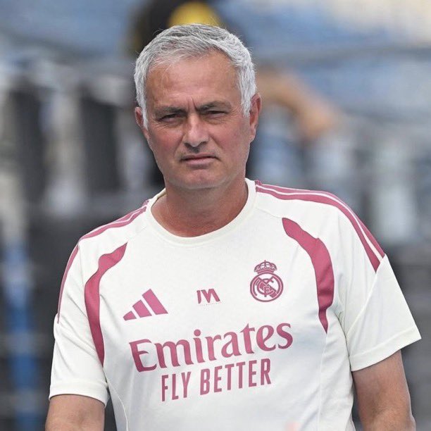 ozetgechaber's tweet photo. Muhabir: "Şikayet ettiğiniz Anthony Taylor şu anda Türkiye'de hakemlerin başında."

Jose Mourinho: "Evet çünkü ondan önceki hapse girdi." https://t.co/oPnelksxVM