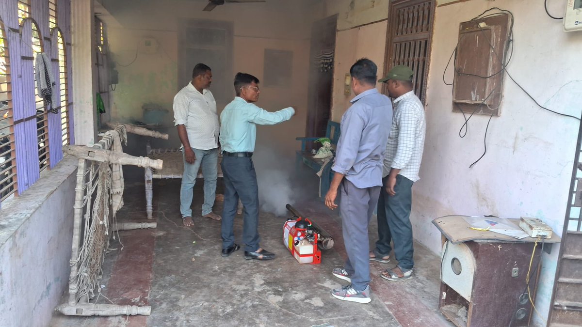 IecArvalli's tweet photo. ડેન્ગ્યુ સામે સઘન કામગીરી – ભિલોડા
ભિલોડા તાલુકાના જોધપુર ગામે તાલુકા હેલ્થ સુપરવાઈઝરશ્રી દ્વારા ફોગિંગ કામગીરીનું સુપરવિઝન કરવામાં આવ્યું. તથા જરૂરી આરોગ્ય માર્ગદર્શન આપવામાં આવ્યું.
#DenguePrevention #VectorControl #Bhiloda https://t.co/t5iLo1uvIY