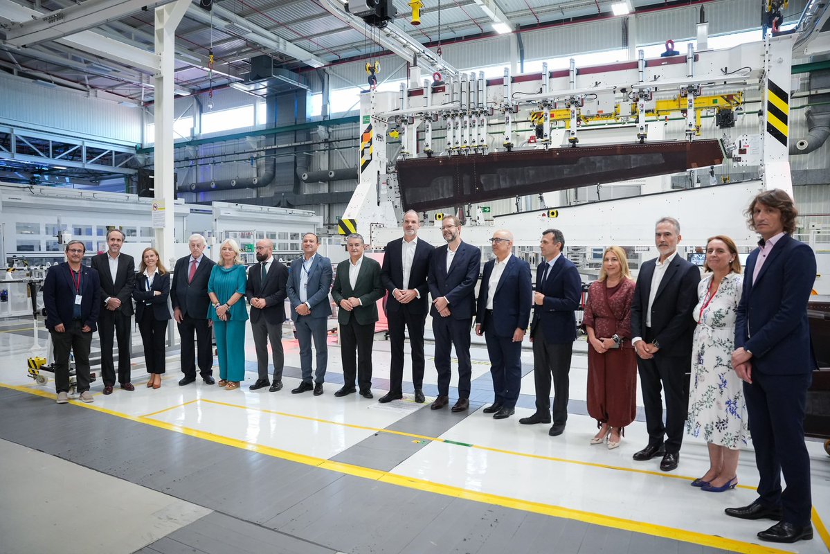 IndustriaGob's tweet photo. ✈️ Con la visita del SEI @jgbrustenga a la Planta Unificada de @Airbus en #ElPuertodeSantaMaría se confirma el compromiso del @minturgob con una #industria aeronáutica fuerte

➕️ de 750 trabajadores

🎯 Mirar al futuro y consolidar inversiones en proyectos civiles y militares https://t.co/yqli7ImJHk