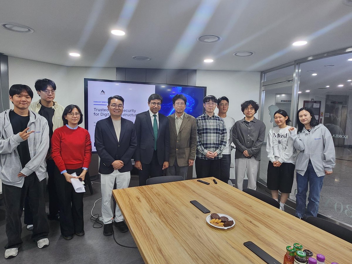 IndiainROK's tweet photo. Ambassador met the President of Korea University, Mr. Kim Dong-one. 

They discussed possibilities to further strengthen educational cooperation between Korea University and Indian universities. 

Ambassador also visited the Crimson Entrepreneurship Support Centre, including startup facilities X-Garage and Business Incubation Centre, at the university.

대사는 김동원 고려대학교 총장을 면담하였습니다.

양측은 고려대학교와 인도 대학 간 교육 협력을 더욱 강화할 수 있는 방안에 대해 논의하였습니다.

또한 대사는 고려대학교 내 크림슨 창업지원센터를 방문하여 스타트업 지원 시설인 X-Garage와 비즈니스 인큐베이션 센터를 둘러보았습니다.

@MEAIndia @IndianDiplomacy @Dasspake @PIB_India