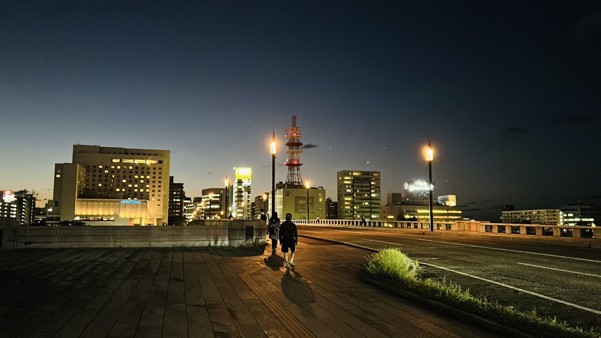 hsyk50's tweet photo. 今日も一日おつかれさまでしたー🫠
#万代橋 
#秋の夕暮れ 
#河面に映る景色 
#黄昏 
#信濃川 https://t.co/udPqRFkF7m